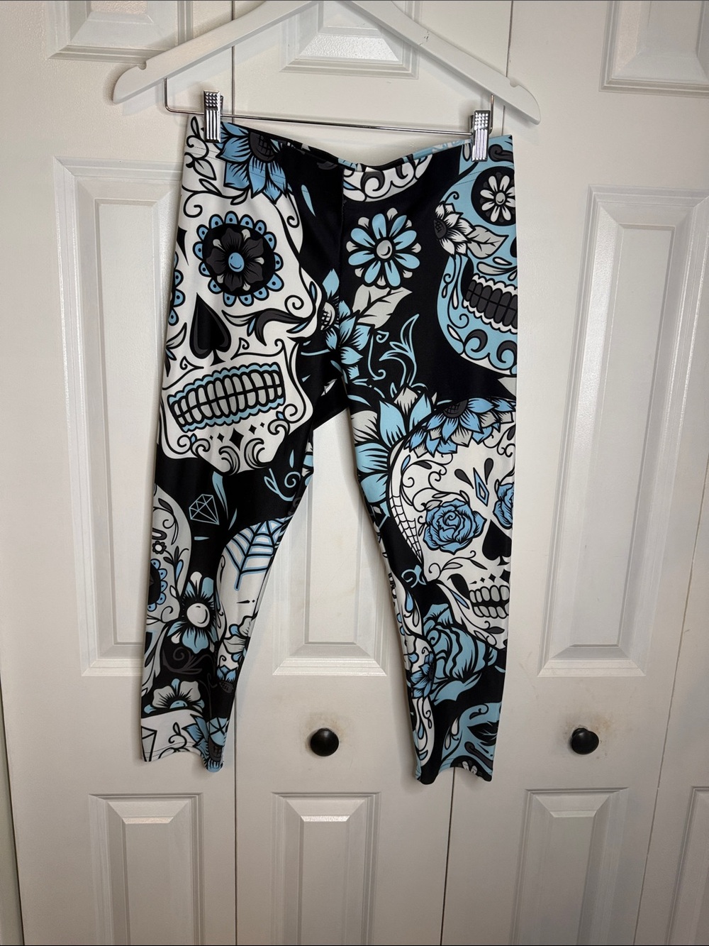 Women’s Black & Light Blue Skull Print Leggings